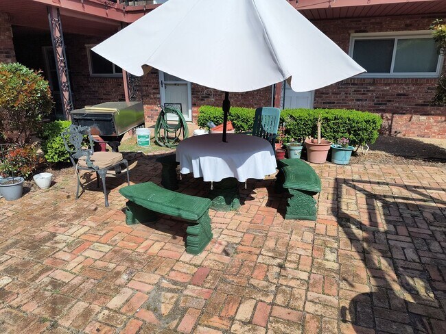 Building Photo - NEW LOWER PRICE  Wonderful 2 Bedroom 1.5 Bathroom condo