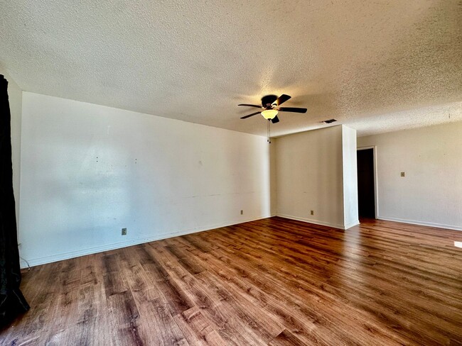 Building Photo - Bowie Trust-Mack Hollimon Duplex