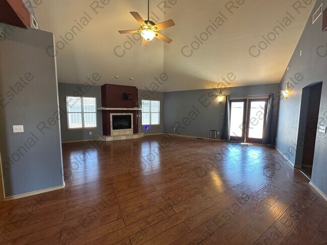 Building Photo - Beautiful 3 bedroom 2 bathroom home.