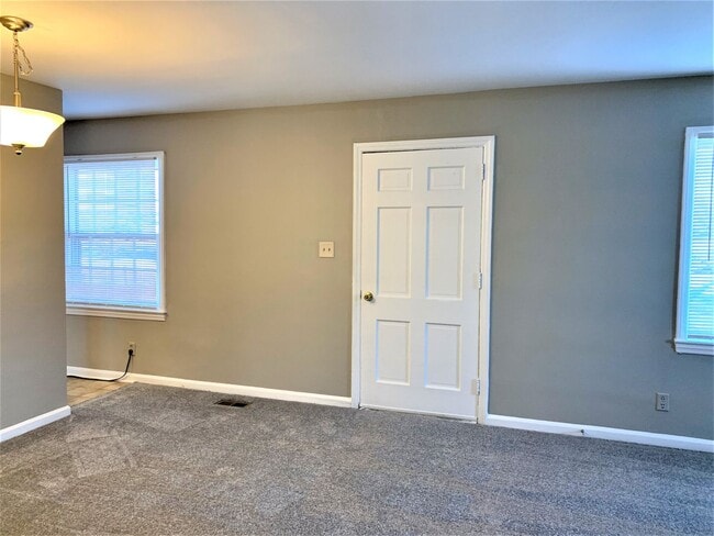 Building Photo - Four Seasons Area, 3 Bedrooms Plus Office, Fire Place, Convenient to Mall & Interstates.