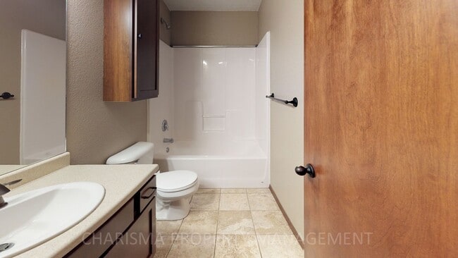 Building Photo - SPACIOUS AND AMENITY FILLED 3 BD, 2.5 BA T...