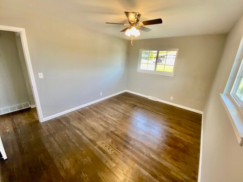 Main floor large bedroom - 312 Crestview Dr