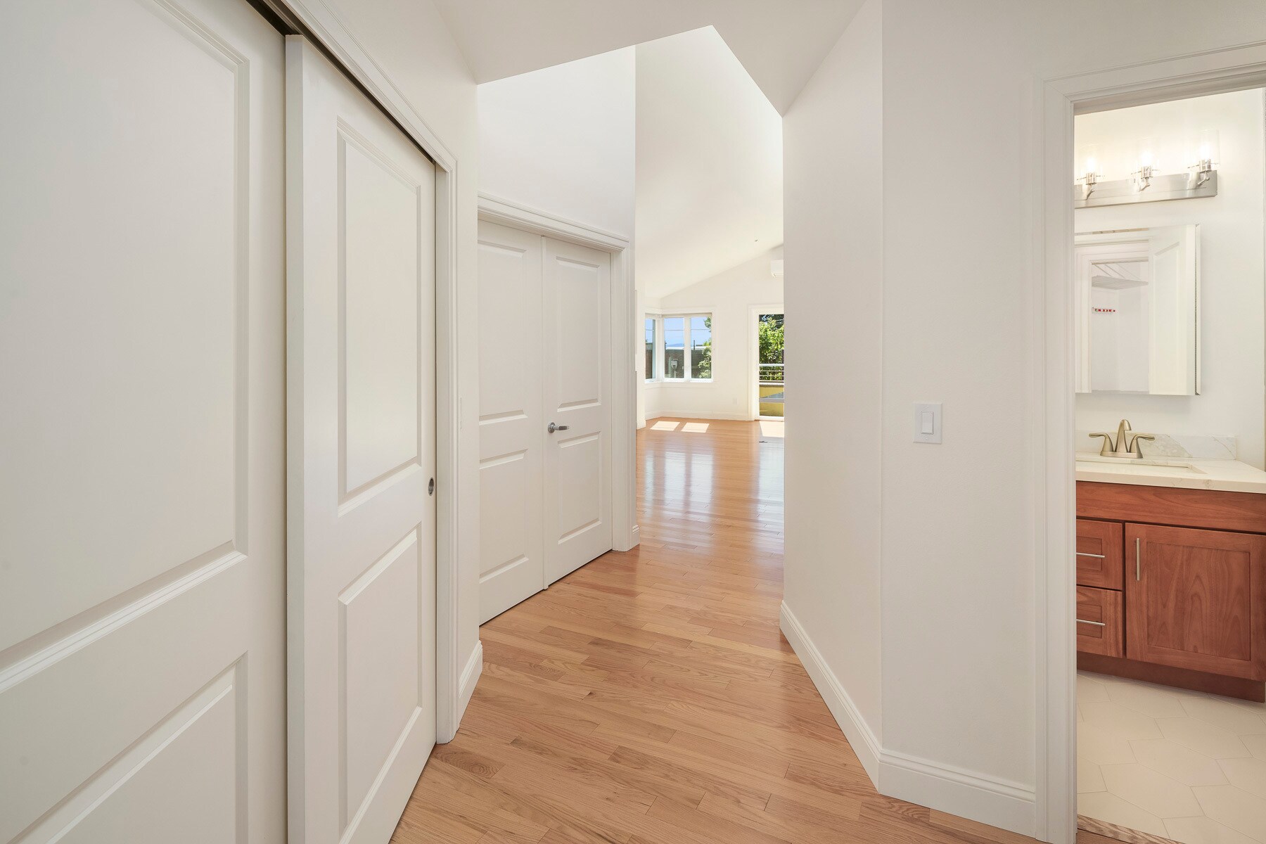 Building Photo - 719 2nd Ave W