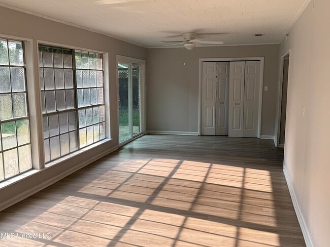 Building Photo - 609 Academy Dr