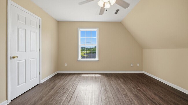 Building Photo - 3 bedroom, 2 bath adorable home in Cleveland!
