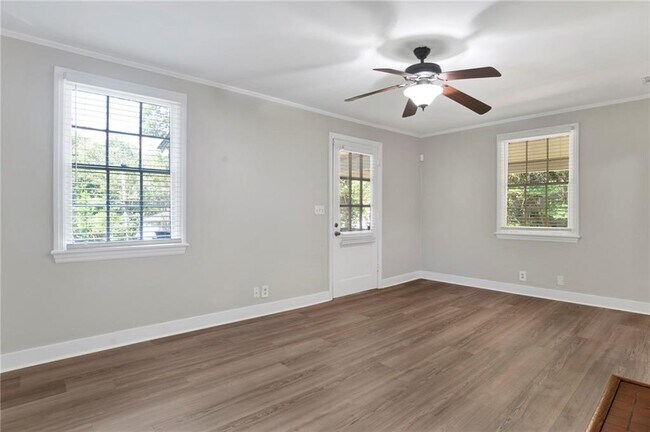 Building Photo - 312 Pineview Ln W