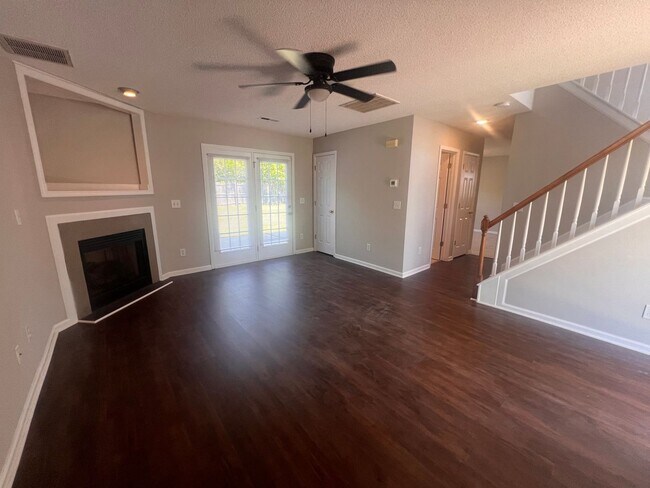 Building Photo - Charming 3-Bedroom Home with Endless Poten...