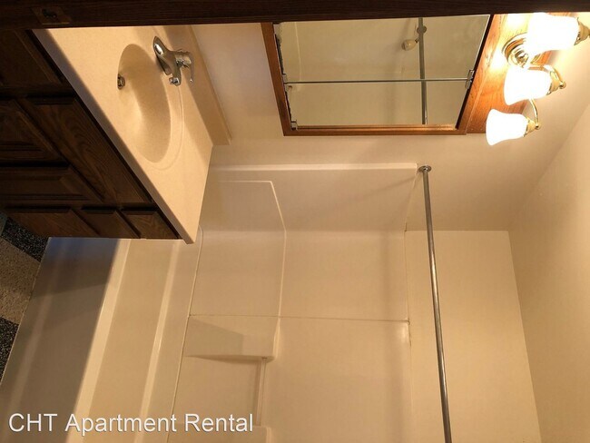 Building Photo - 4 br, 1 bath Apartment - 639 E. Johnson St.