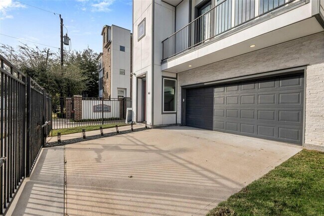 Building Photo - 6106 Clarkson Ln