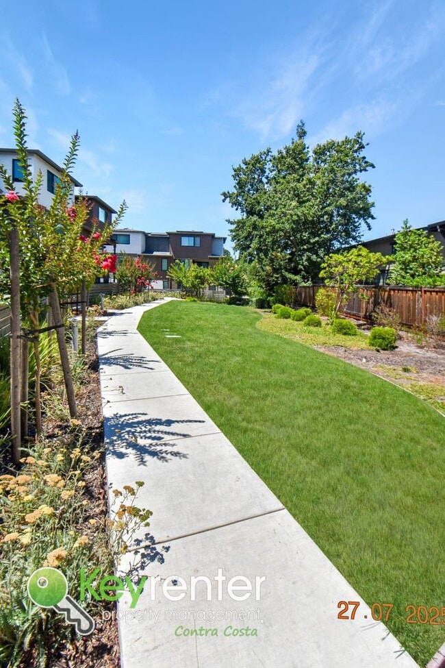 Building Photo - Newer Energy Efficient Luxury Townhouse in...