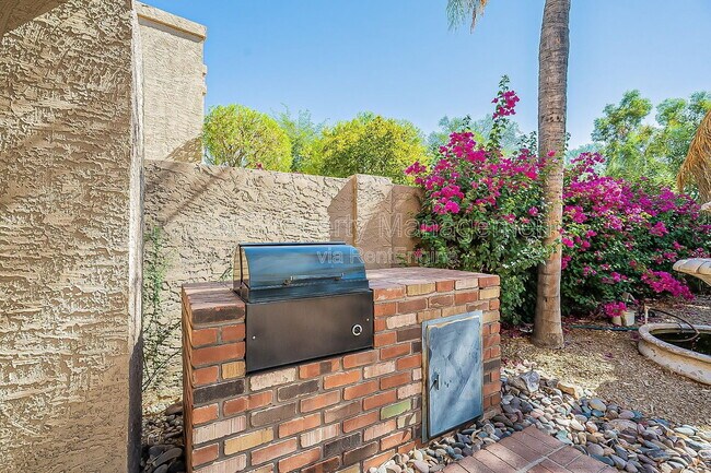 Building Photo - 10527 E Fanfol Ln