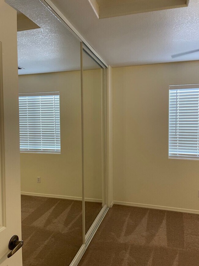 Building Photo - Move in ready, Call for a showing.