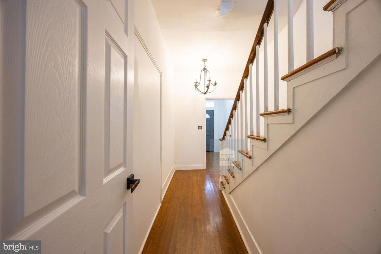 Building Photo - 209 E Martin St