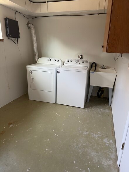 Building Photo - 1275 NW Jenne Ave