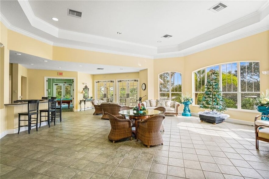 Building Photo - 5080 Fairways Cir