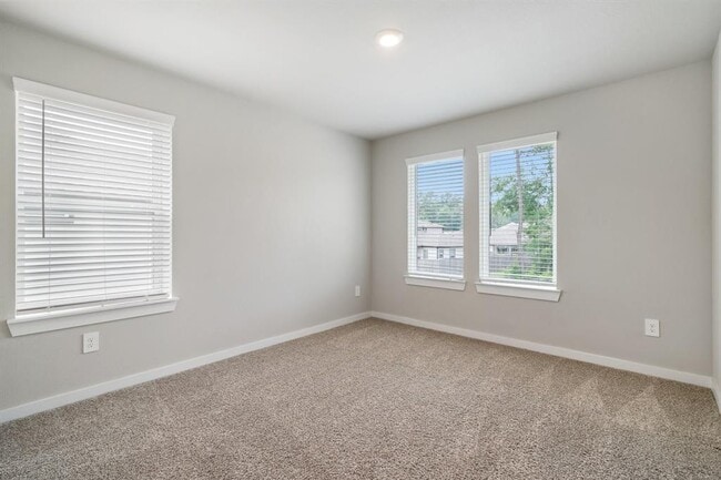 Building Photo - 14261 Lake Lodge Dr