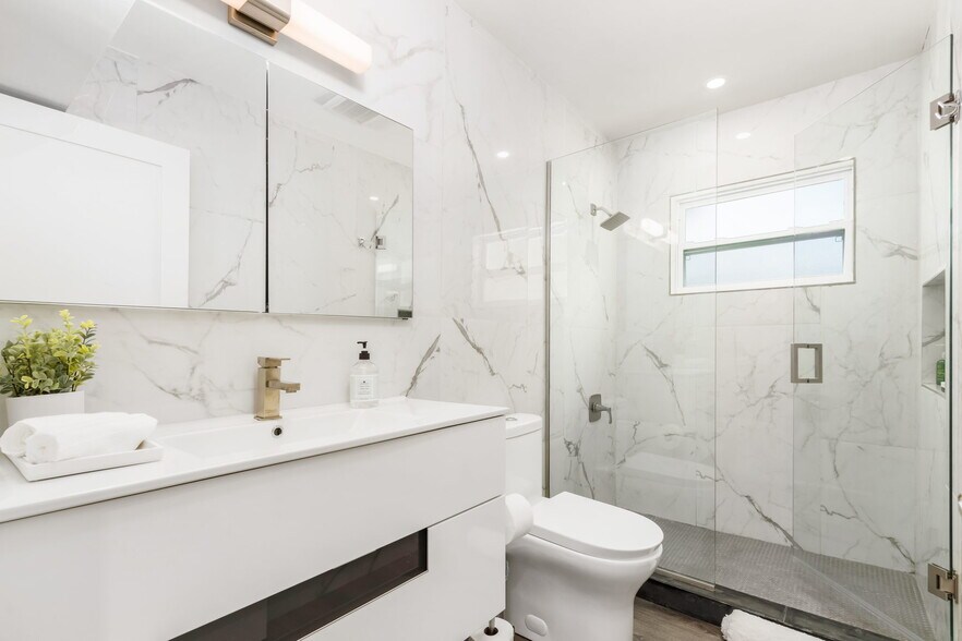 Building Photo - 9262 Vanderbilt Dr