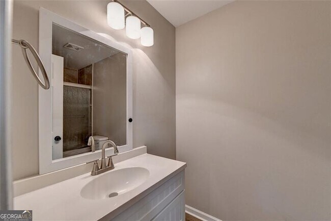 Building Photo - 903 Redwood Dr