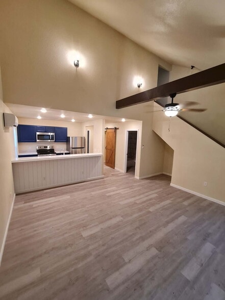 Building Photo - 527 Oak Lawn Dr