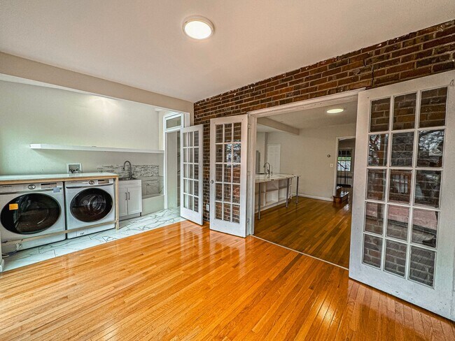 Building Photo - Stunning 4 Bed 3 Bath Tudor-style Brick Townhome In Desired Foxhall