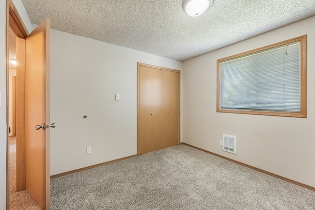 Building Photo - 2 bed 1 bath apartment (4plex building)