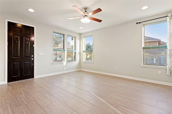 Building Photo - 13800 Lyndhurst St