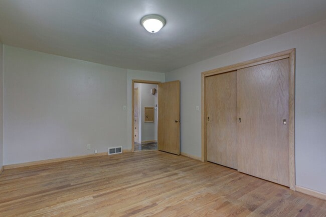 Building Photo - 2 bed, 1 bath –1270 SF – Nice Ranch Single...