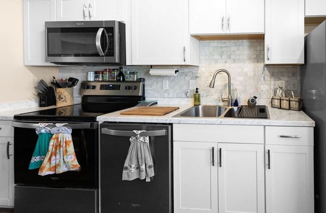 Building Photo - 3 Bed 1.5 Bath Townhouse for Rent in Chesapeake!