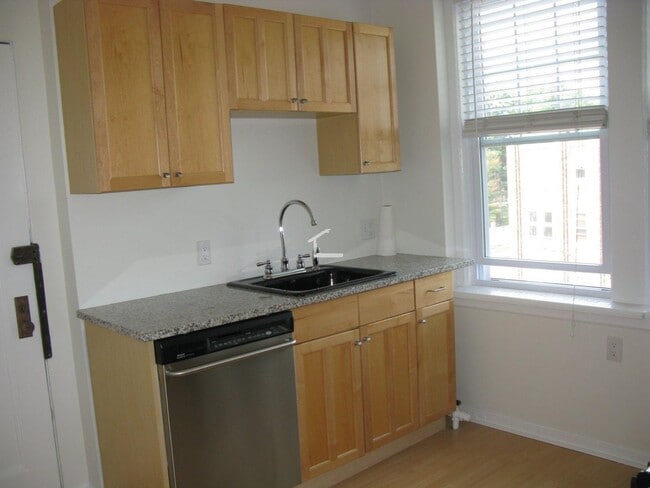Building Photo - Nicely updated 1 bed near the Green Line in August or September!