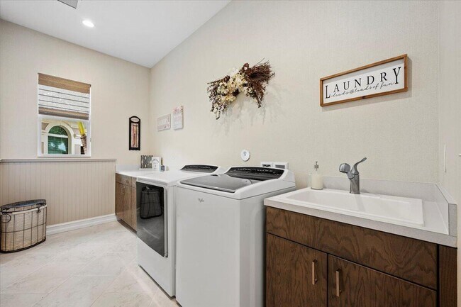 Building Photo - 208 Lucia Ct