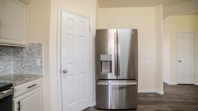 Building Photo - "Spacious 3-Bed, 3-Bath Gem on Bridgewood Drive"