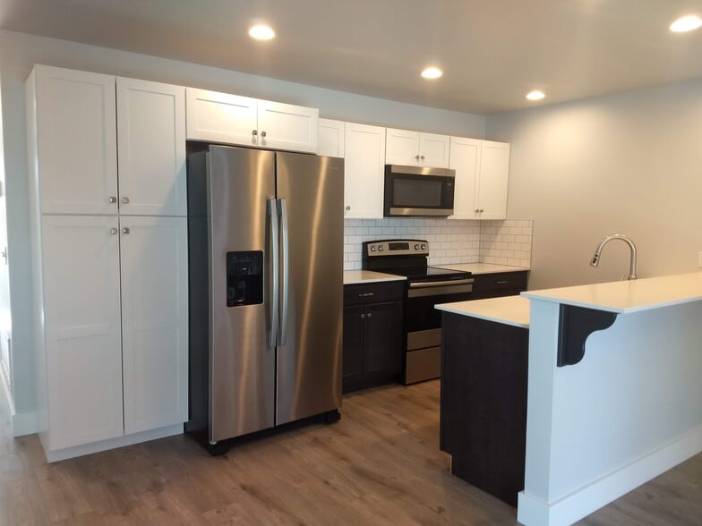 Kitchen with quarts counter tops - 712 N 12th St