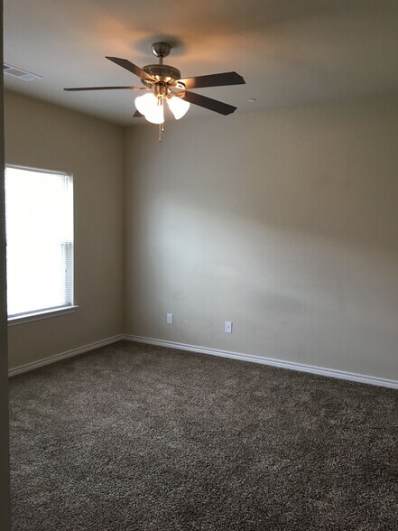 Building Photo - 136 E Maple Ridge Ct