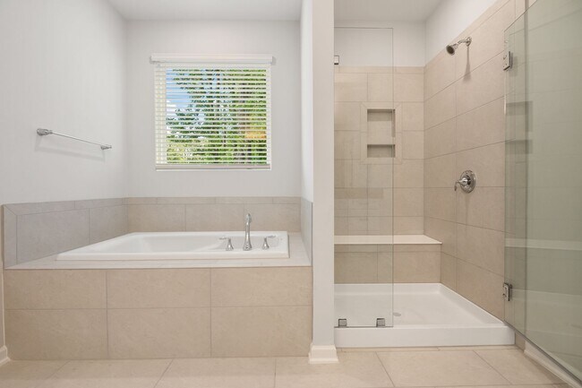 Building Photo - Stunning and spacious end-unit townhome in North Raleigh!