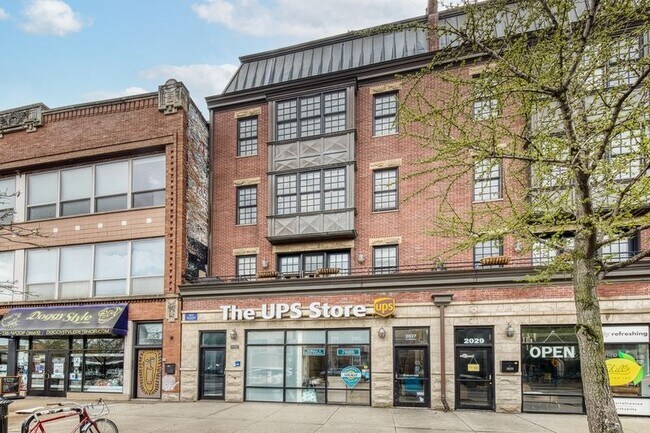 Building Photo - Stunning 2 Bed 2 Bath in the Ukrainian Village area