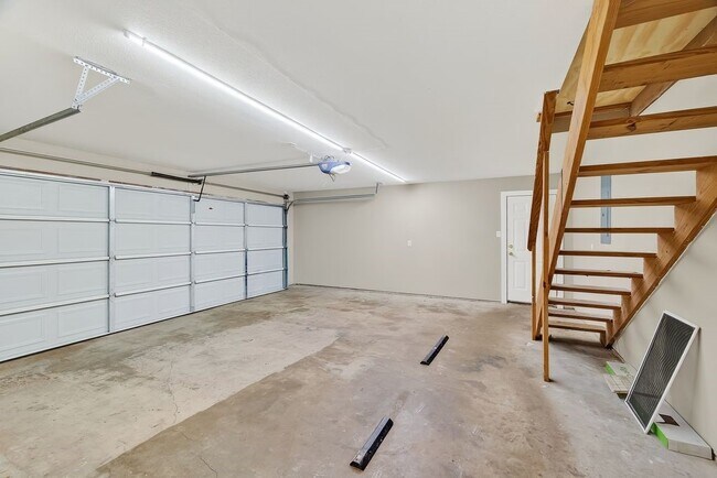 Building Photo - 2103 Woodway Dr