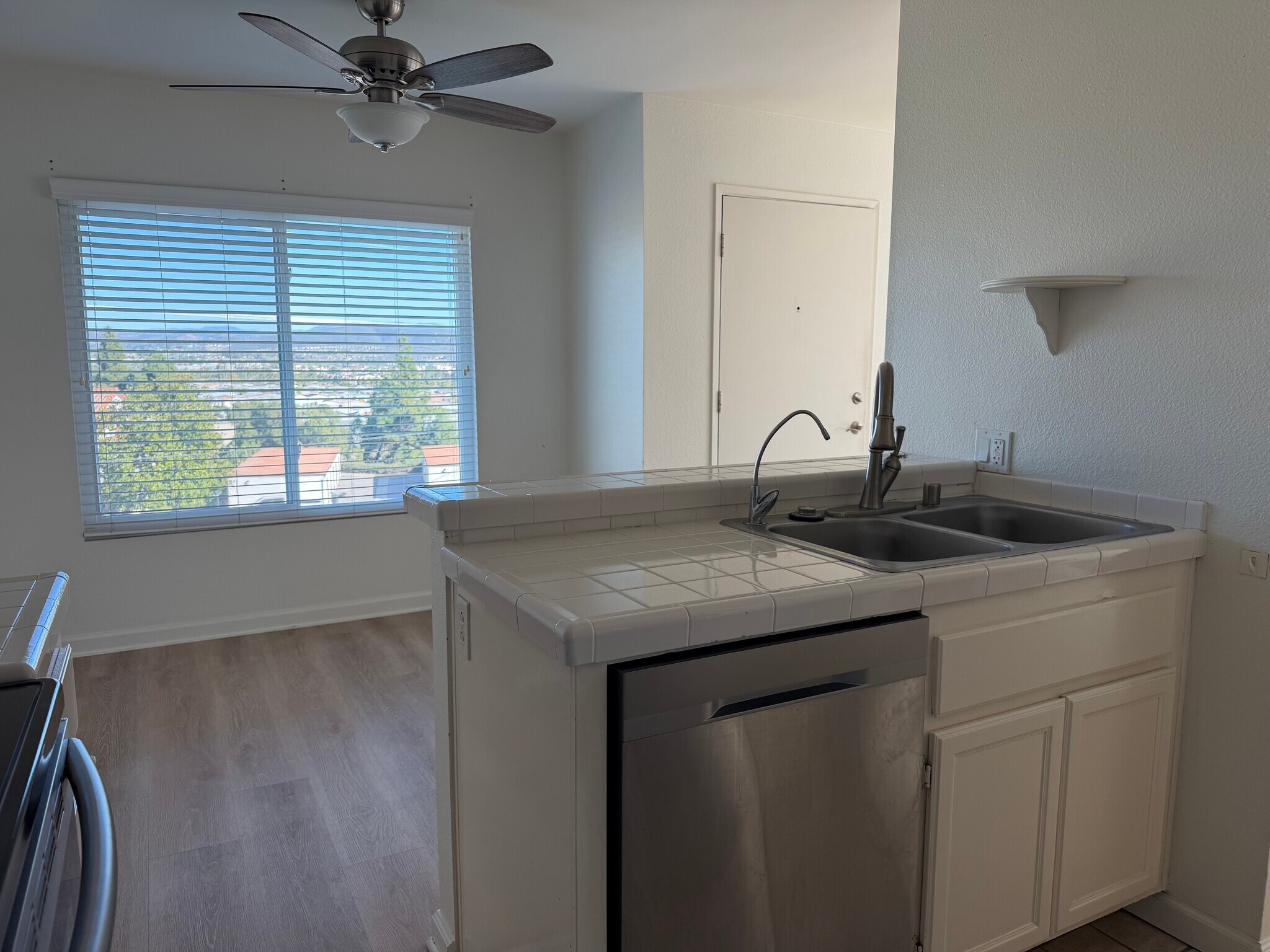 Building Photo - 870 S Rancho Santa Fe Rd