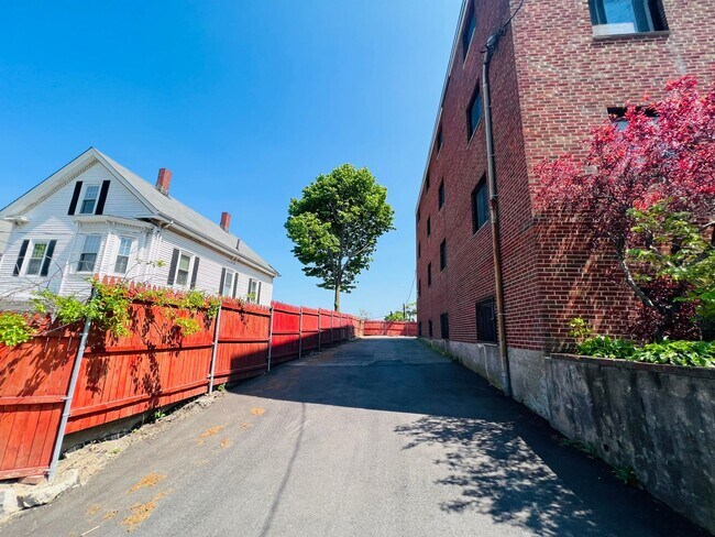 Building Photo - SUPERB Jones Hill location!
