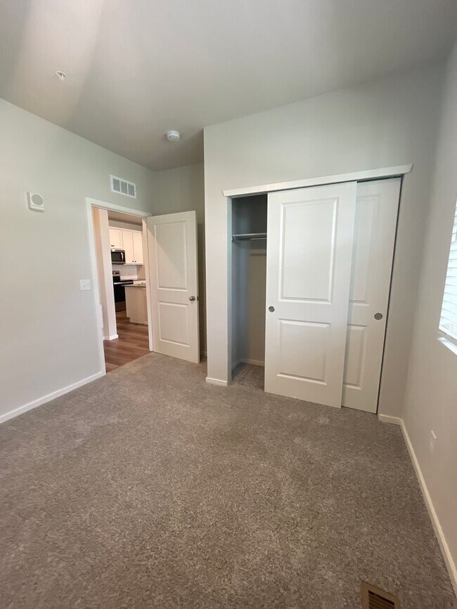 Building Photo - Luxury Condo - Water, Sewer, Basic Internet Included!