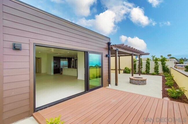 Building Photo - 14066 Crest Way