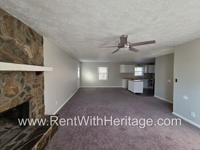 Building Photo - Georgous 3 Bedroom, 2 Bath home with lots of upgrades