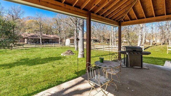 Building Photo - 9134 Lakeside Dr