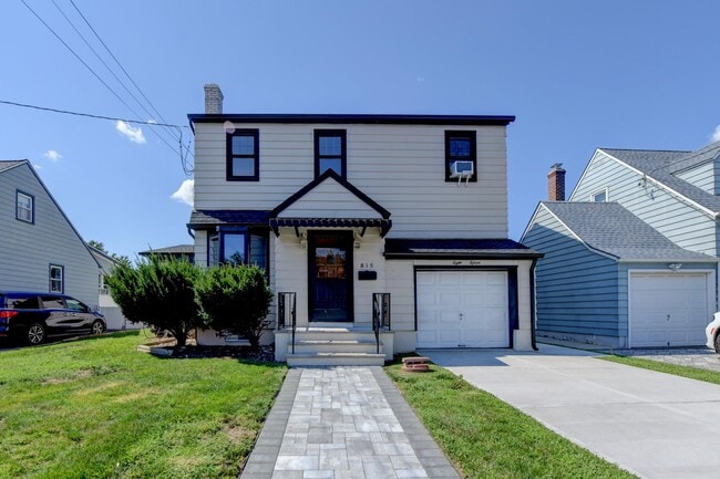 Building Photo - 815 3rd St