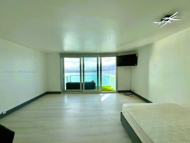 Building Photo - 1000 West Ave