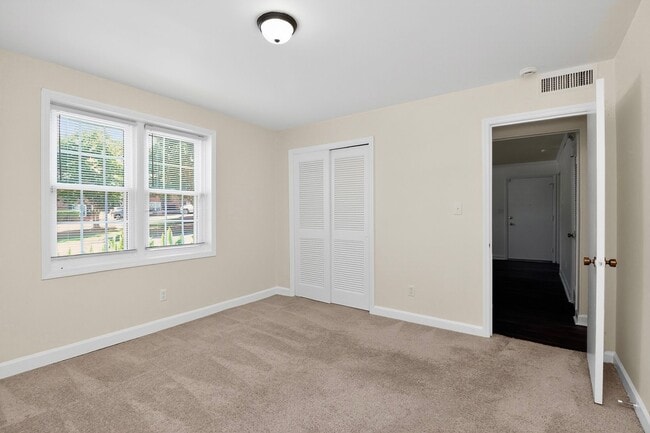 Building Photo - Lovely Two Bedroom Condo in Cotswold!
