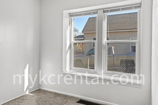 Building Photo - 1129 Hasbrook Ave