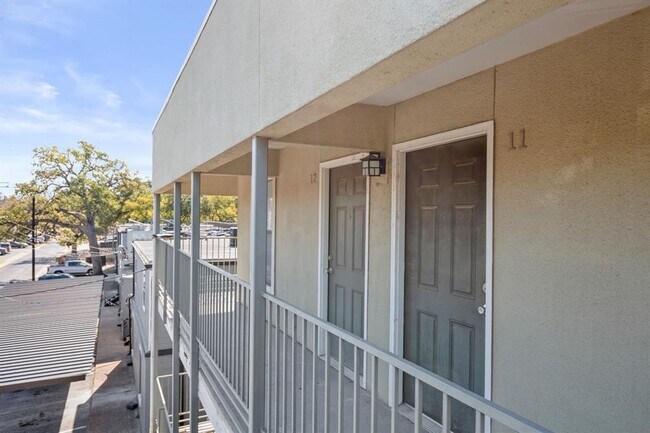 Building Photo - Fully Remodeled Studio