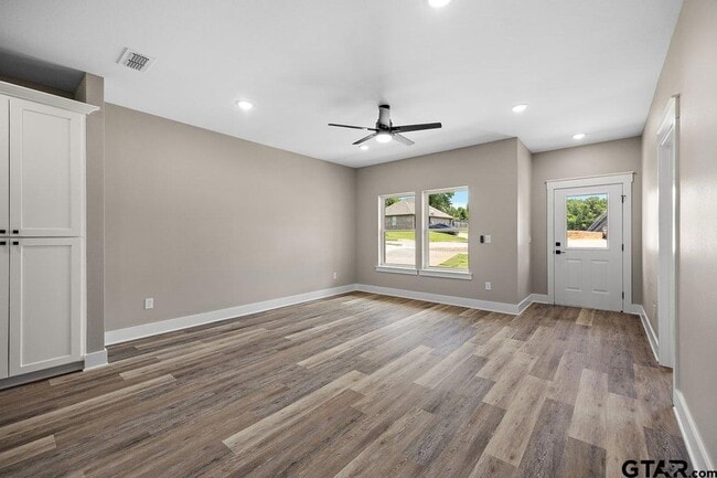 Building Photo - 437 Tara Lane