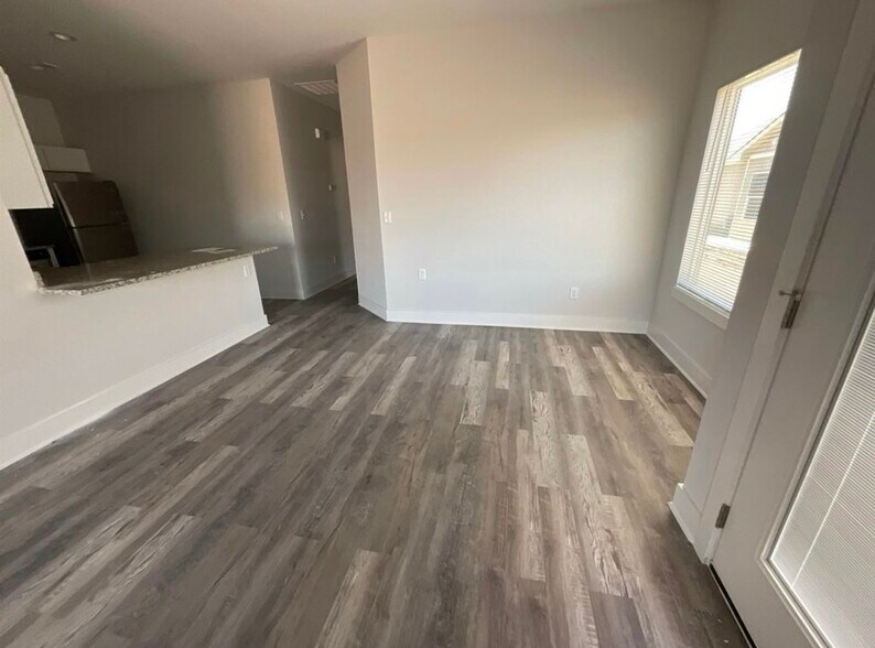 Building Photo - 5480 Colburn Ct E