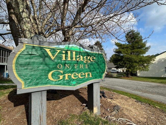 Building Photo - Cute Studio, Big Porch, Great Location!